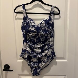 ✨2 SUITS✨
One-Piece Floral Swimsuit